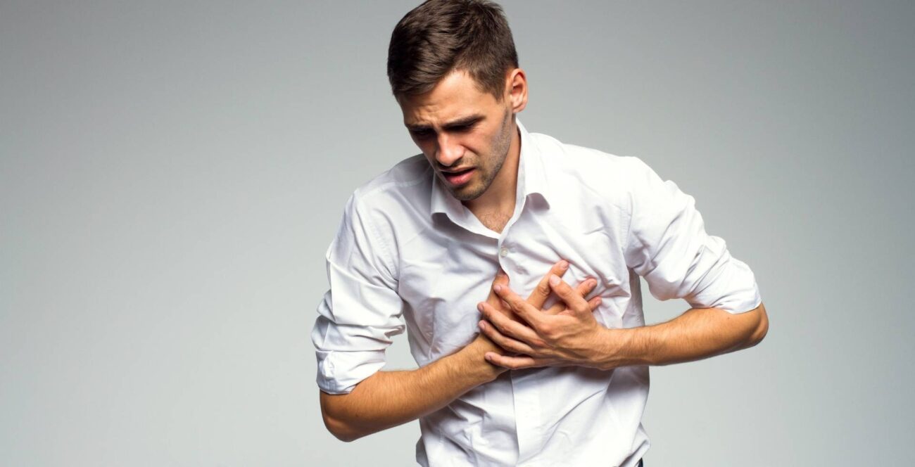 hombre con dolor en el pecho