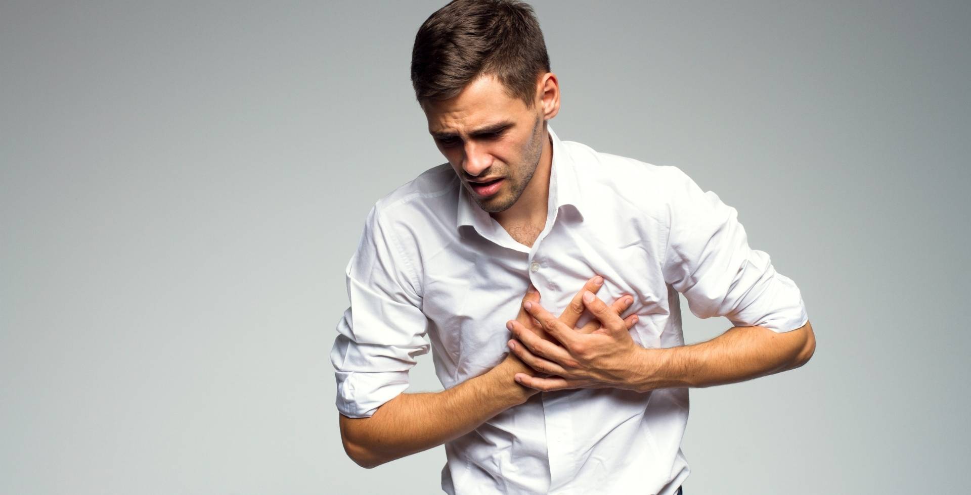 hombre con dolor en el pecho