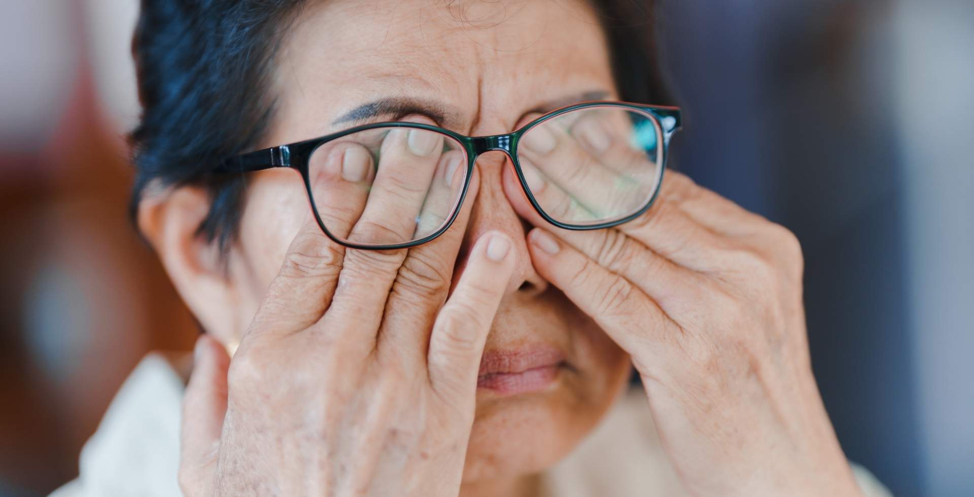 mujer con visión borrosa