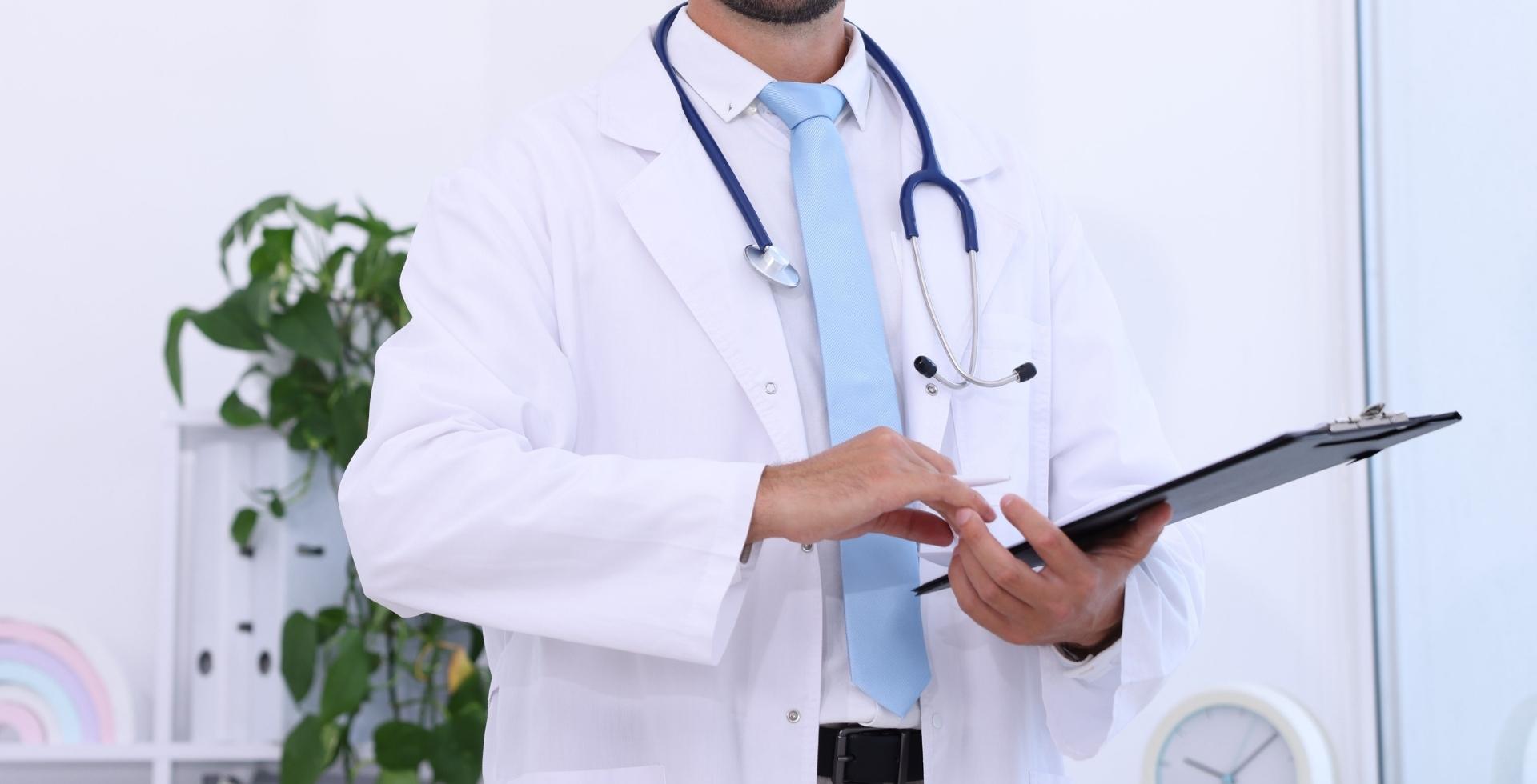 cuantos medicos hay en ecuador y que especialidades existen