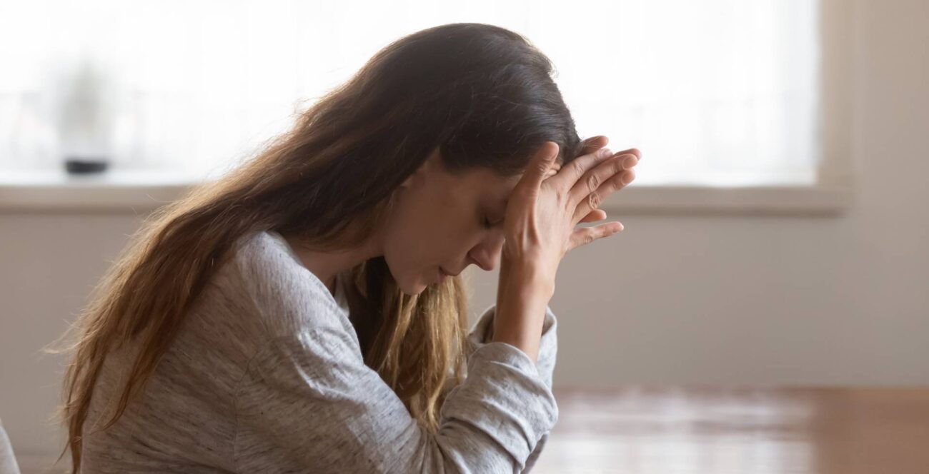 mujer con ansiedad y estrés