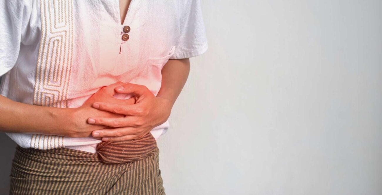 persona con dolor estomacal