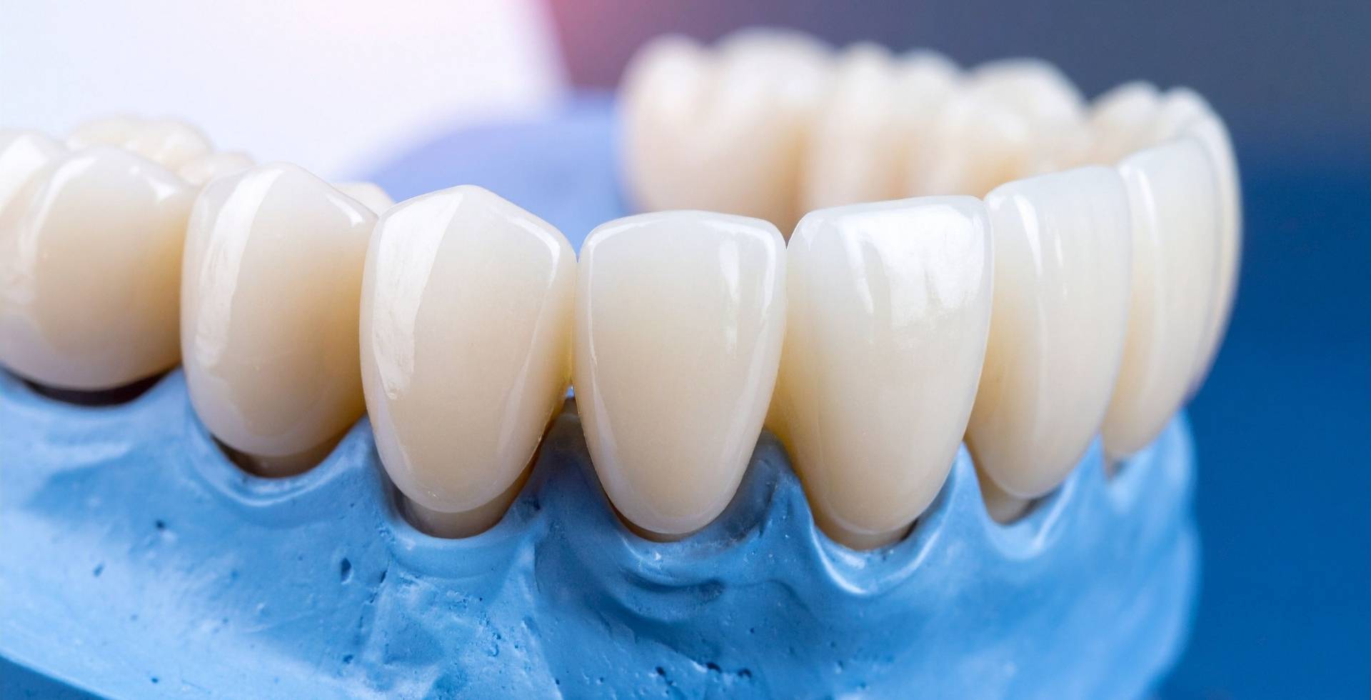 Odontólogo colocando una restauración dental en Guayaquil